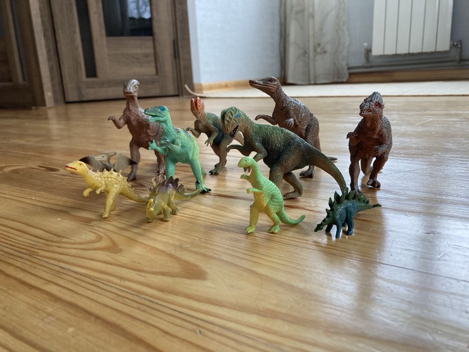 Фигурки динозавров