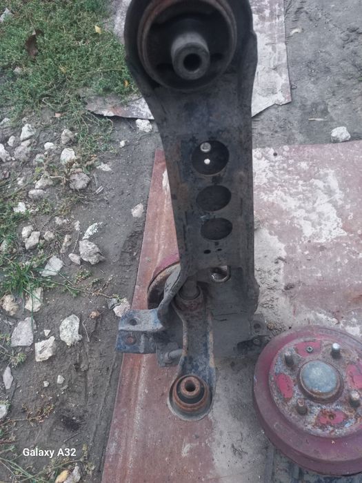 Mitsubishi Lancer ступиця в зборіз ричагом права і ліва вробочому стан