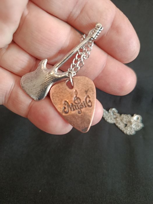 Colar com Pendente de Palheta e de Guitarra
