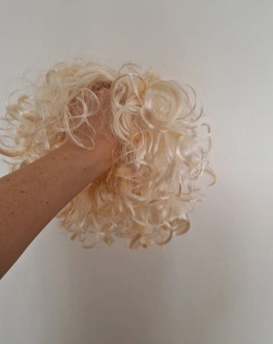 Peruka blond, kręcone sztuczne włosy, nie używana