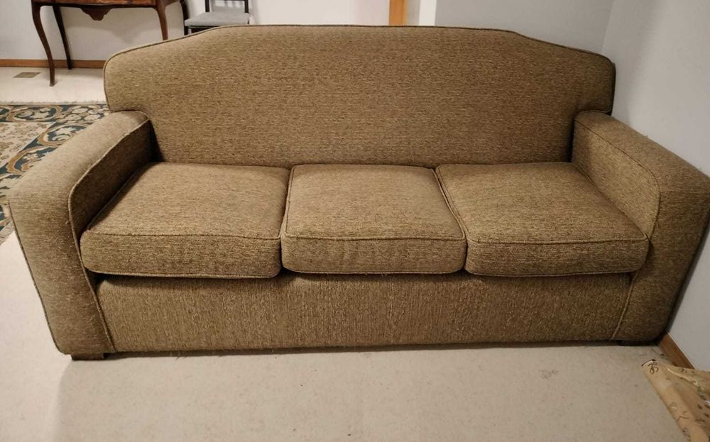 Sofá para três a quatro pessoas, em bom estado
