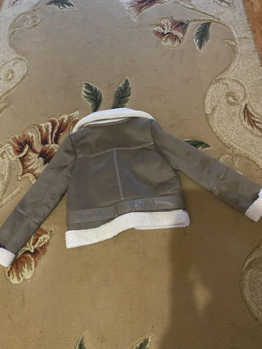 Продаю куртку розмір 32