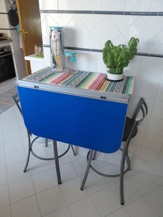 Mesa/Consola + 4 Cadeiras/Bancos Cozinha