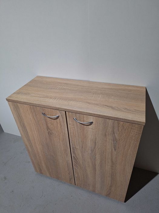 Szafka, komoda, regał z półkami.