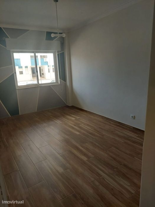 Apartamento T2 com 2 casas de banho para arrendamento.