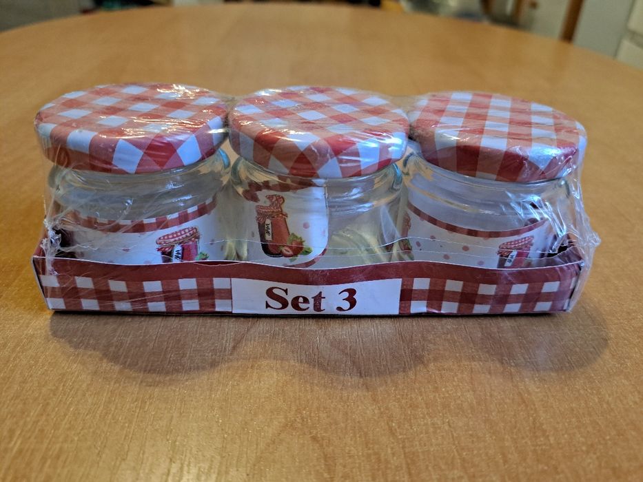Zestaw małych słoiczków