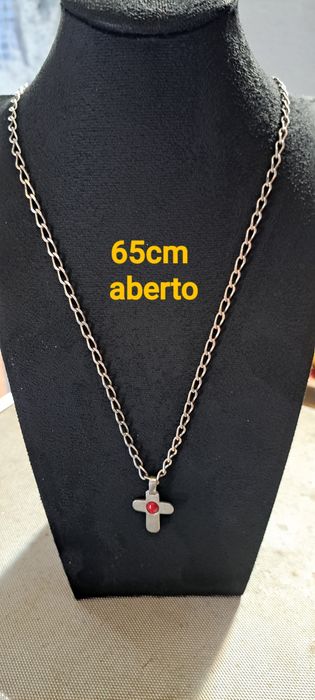 Fio corrente com cruz em prata contrastada.