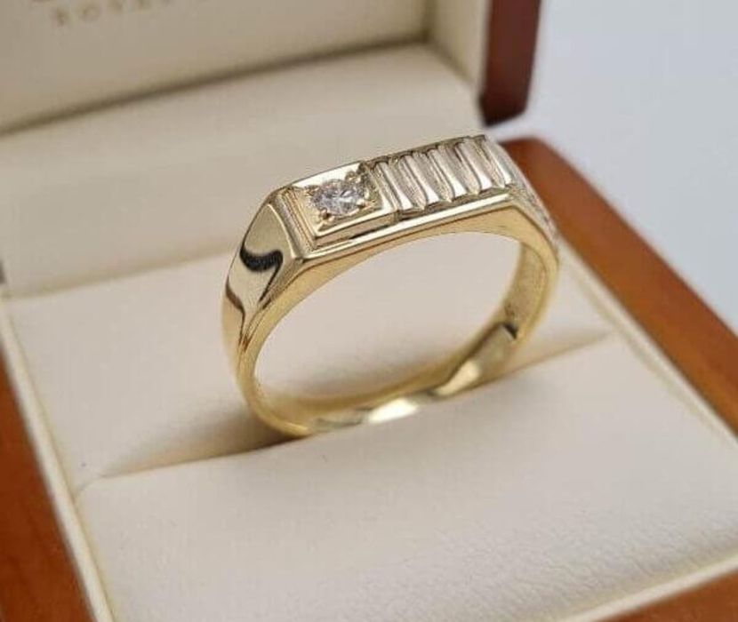 Złoty męski sygnet ozdobiony brylantem 0,13 ct