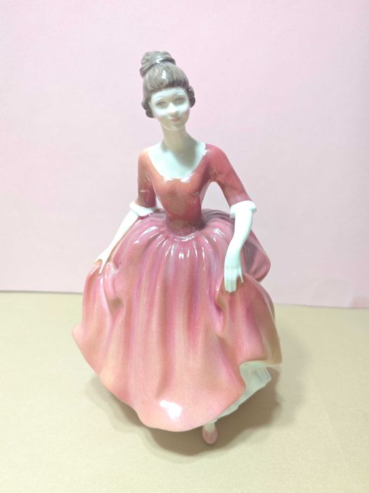 Figurka porcelanowa "WINTER WELCOME" Royal Doulton HN3611