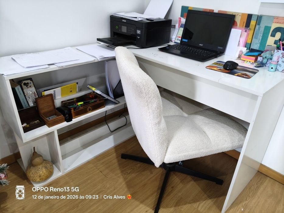 Secretaria branca em L e cadeira super confortável em boucle