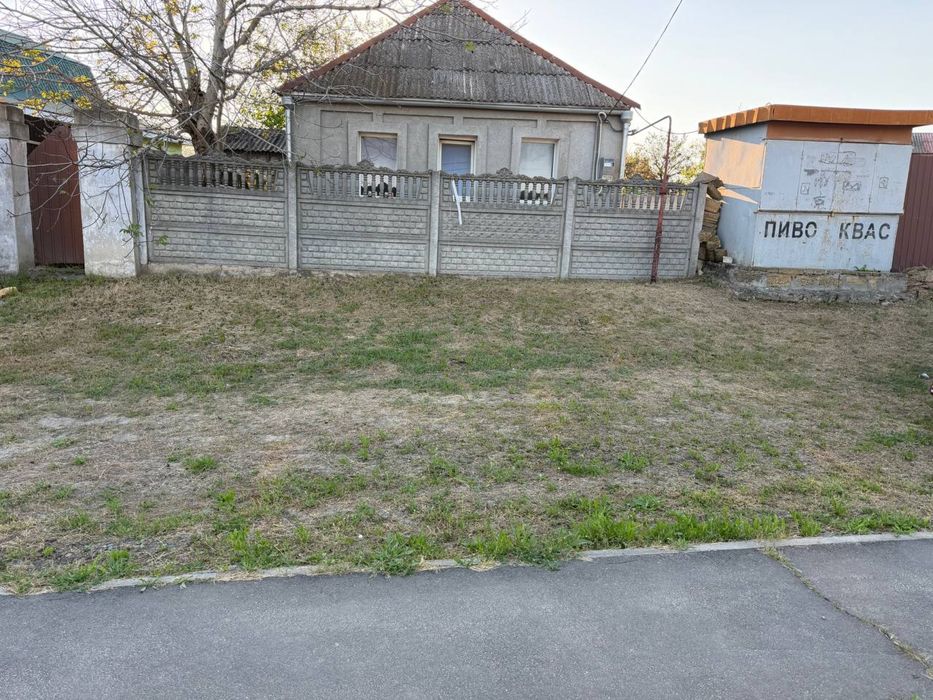 Дім під ремонт для проживання або комерцію.