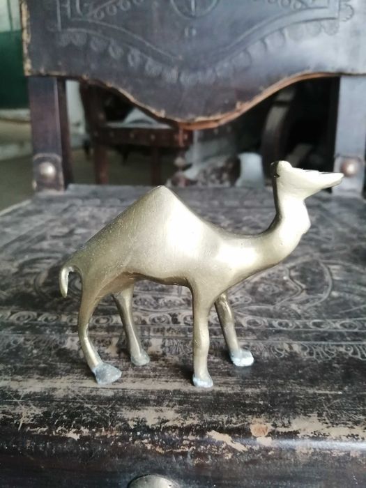 estatueta pequena antiga em metal