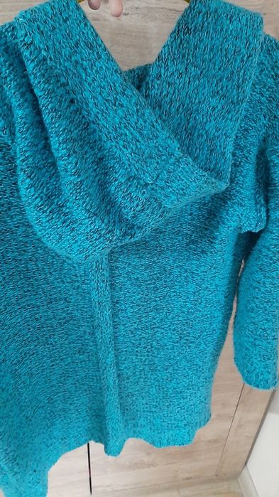 Niebieski, morski sweter z kapturem uniwersalny