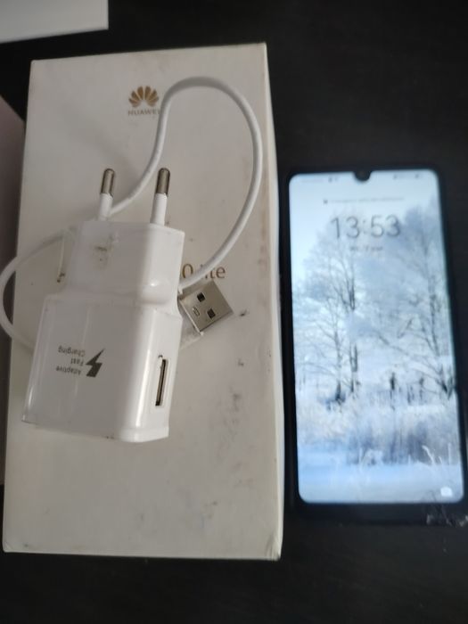 Telefon komórkowy Huawei P30 lite w bdb stanie ładowarka i kabel