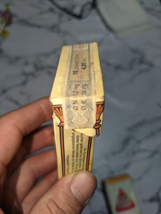 Carteira de tabaco e caixa de fósforos