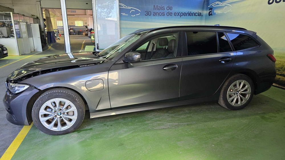 BMW 330 e Plug-IN - Salvado
