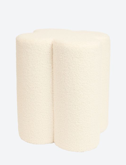 Espelhos conjugados com.puffs/ bancos em bouclé