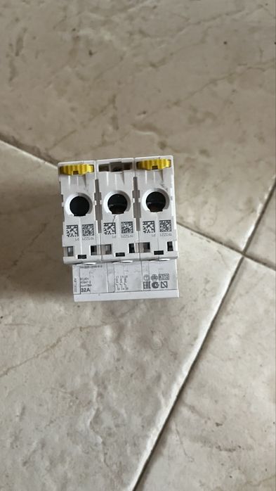 Schneider iC60N - Disjuntor - 3P - 32A