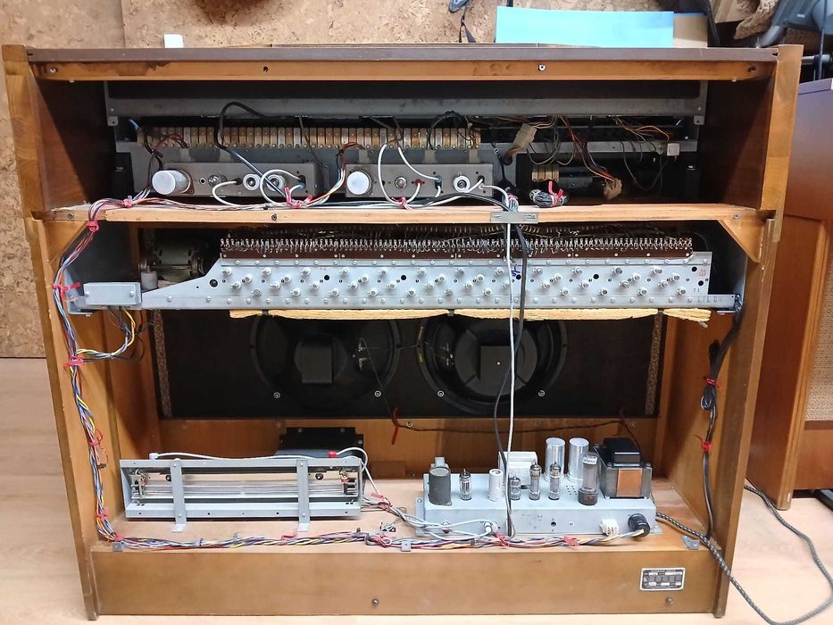 Orgão Hammond L-112 a Vávulas com Tone Wheels e Drawbars