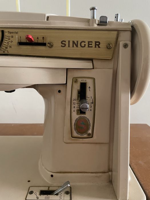 Máquina Singer 411G antiga a pedal