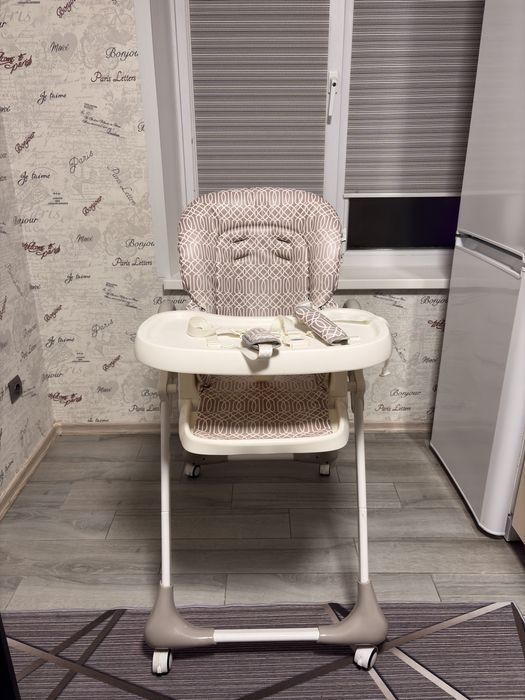 Дитячій стіл для годування