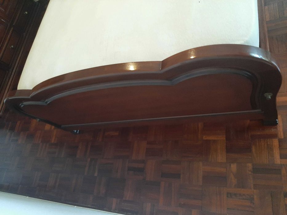 Cama em madeira com colchão