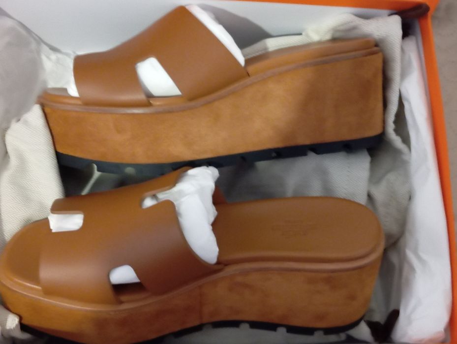 Коричневі сандалі на платформі