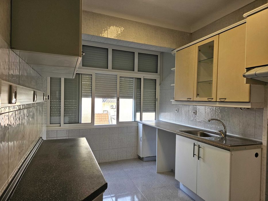 Apartamento T2 para arrendamento - ao Largo 1º de Maio, Brandoa