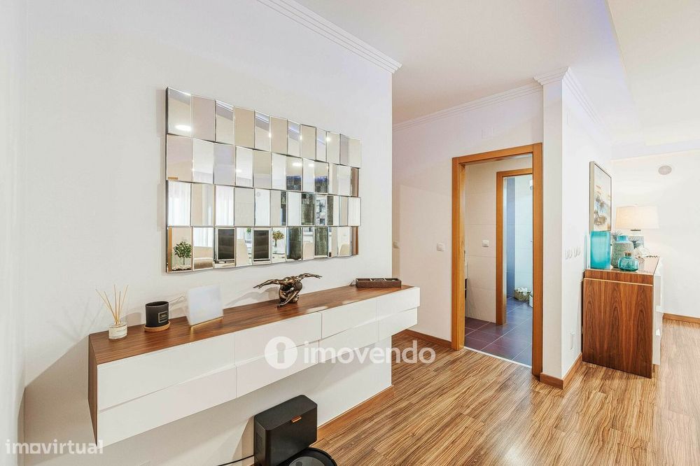 Moradia T3 com garagem, num condomínio com piscina, em Bucelas