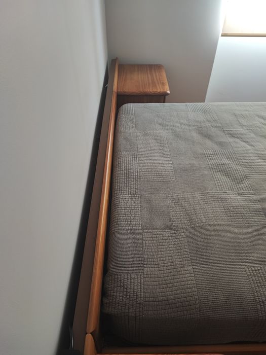 Cama, colchão, cabeceira e mesas de cabeceira em madeira maciça