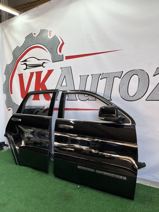 Дверь правая передняя задняя  на Jeep Grand Cherokee WK2