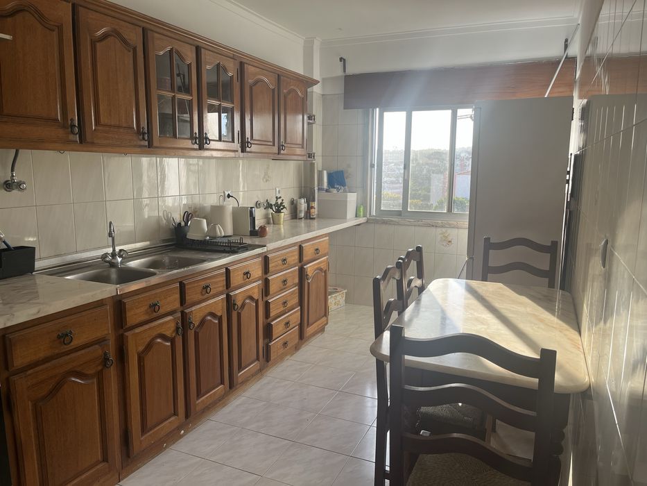 Quarto para arrendar em Belas