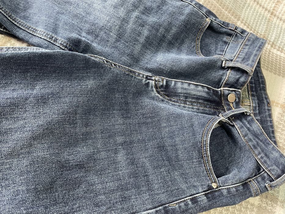 Джинси синього кольору