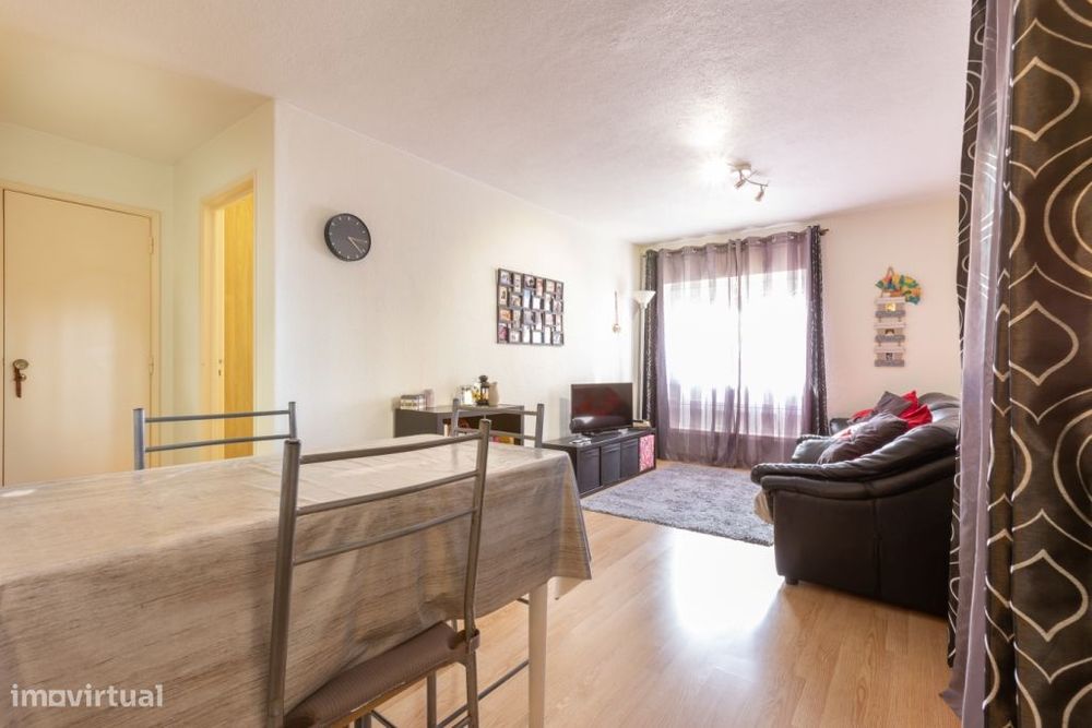 Apartamento T1 com cozinha separada e luz natural