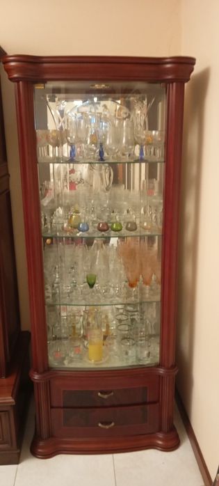 Cristaleira em madeira com vidro – elegante e em ótimo estado