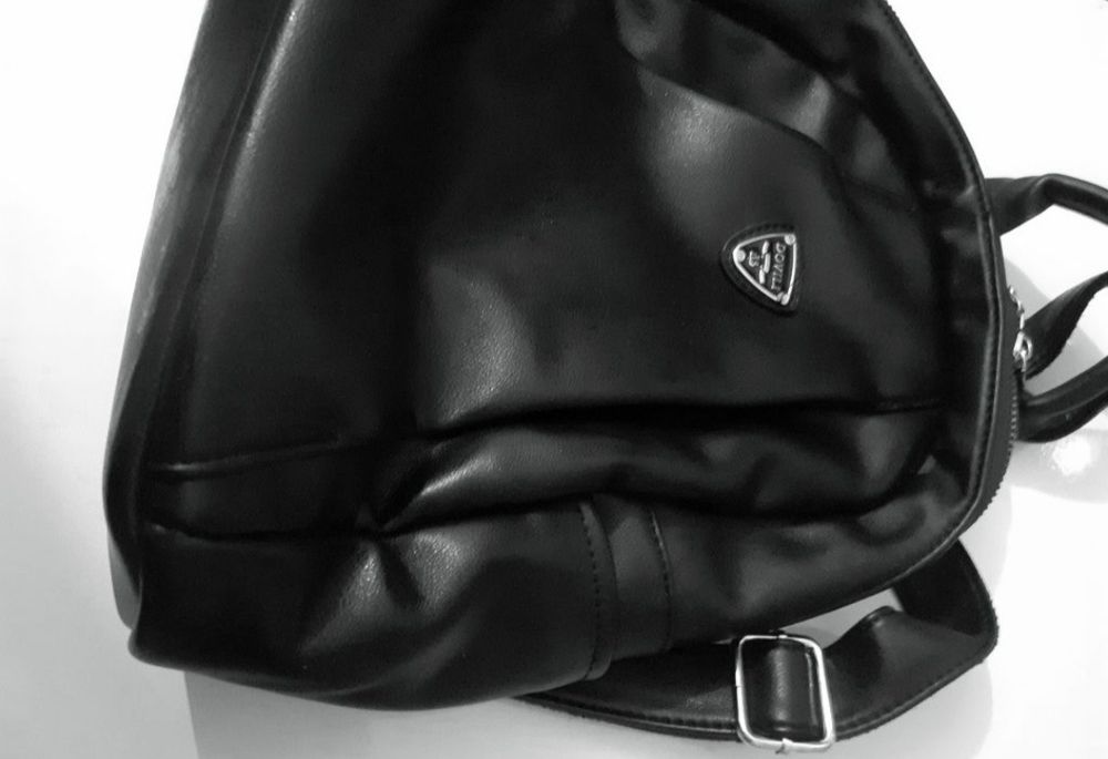 Чорний шкіряний якісний рюкзак