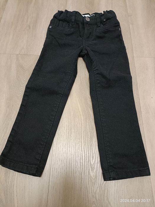 Czarne jeansy chłopięce 98/104