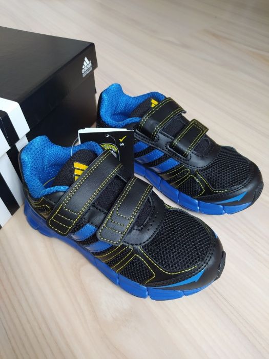 Фірмові кросівки Adidas для хлопчика р.28 по устілці 17,6см.