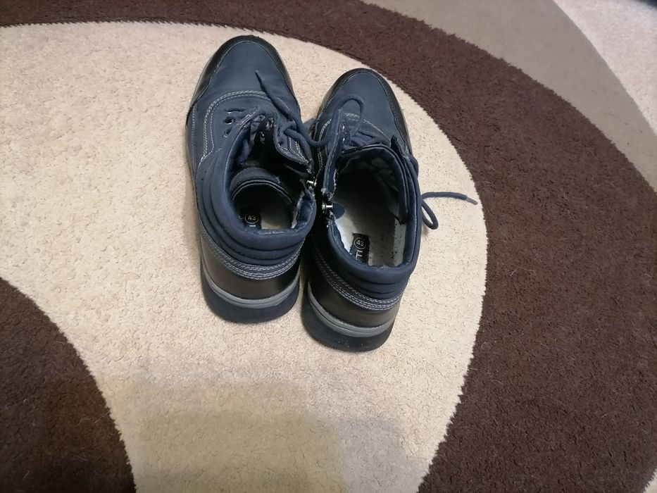 Buty  męskie granatowe.