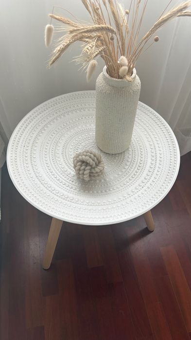 Mesinha de cabeceira com pé retrô