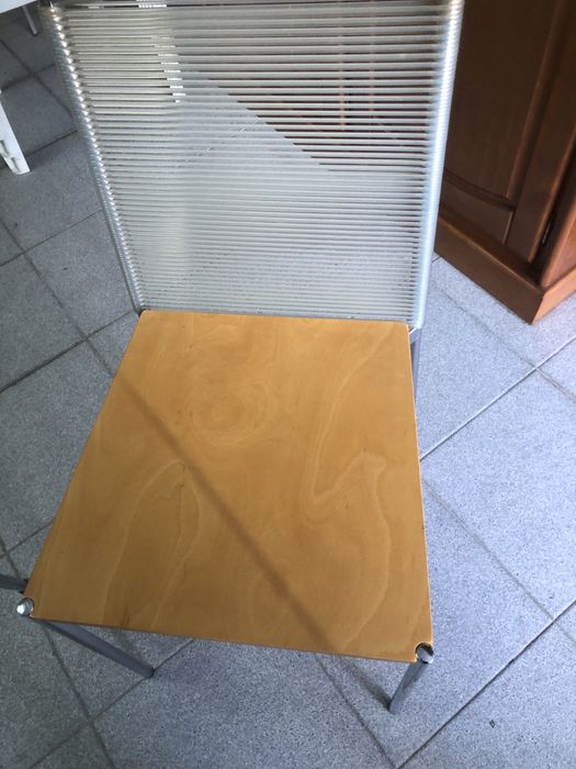 Mesa e quatro cadeiras