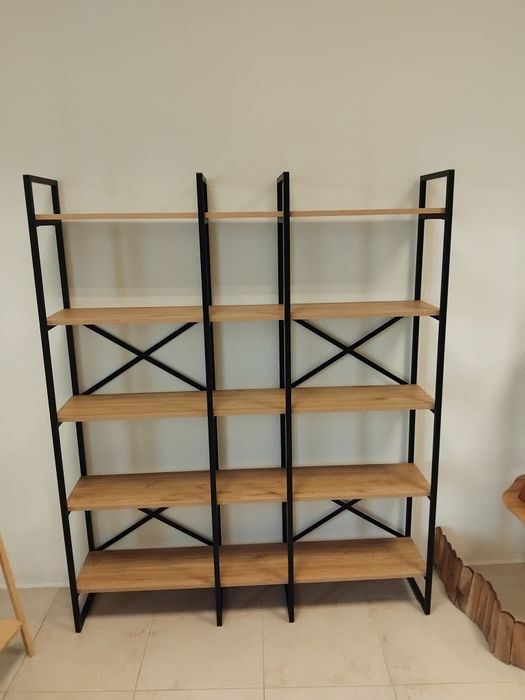 Móvel/estante  ideal para casa ou loja em bom estado.