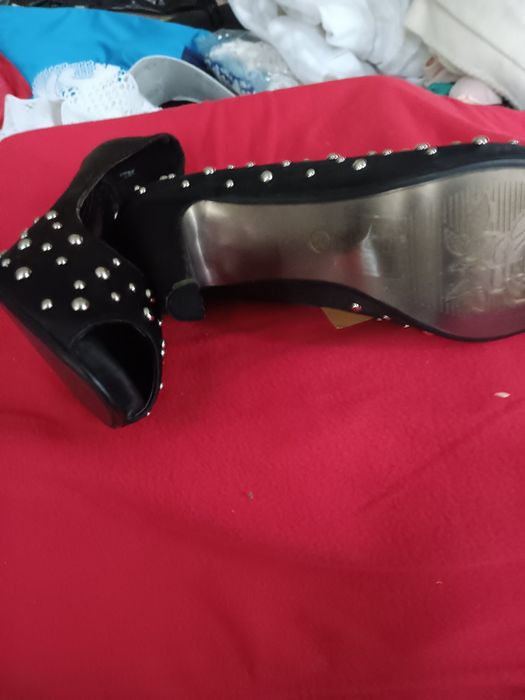 Sapatos semi novos e uns até novos 38