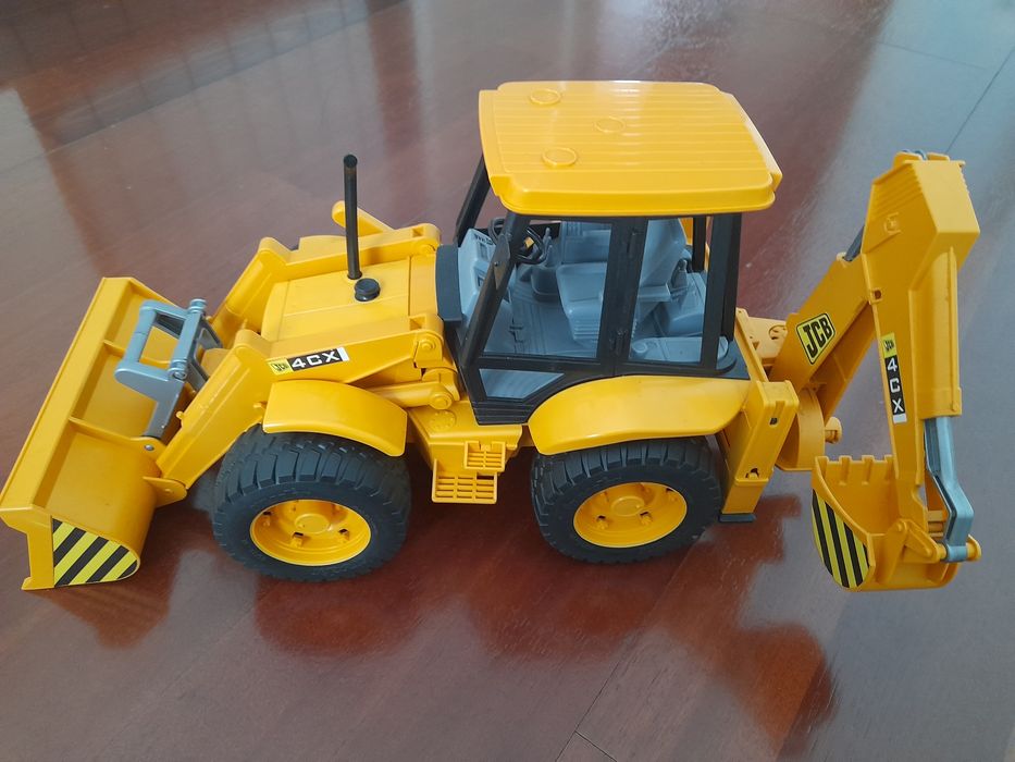 Brinquedo de Carro de polícia e retroescavadora.