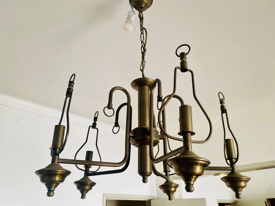 Candeeiro de teto em cor bronze com opção de colocar copos de vidro