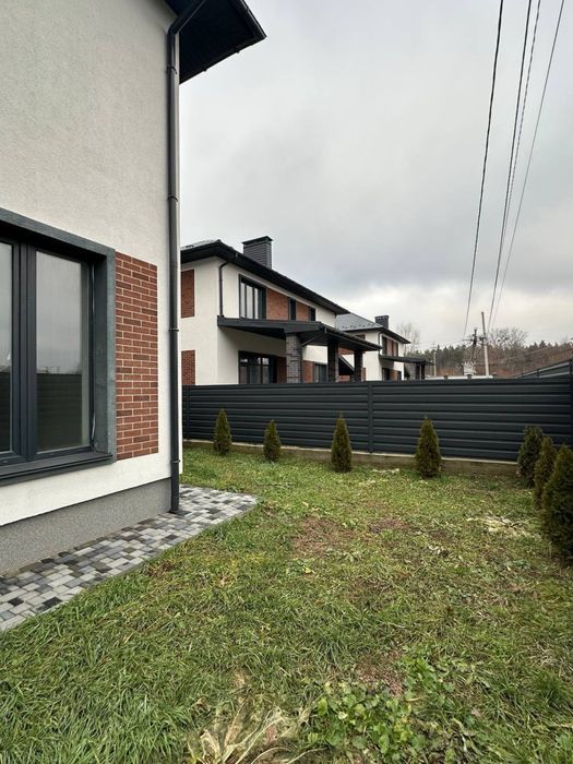 Продаж будинку у Ходосівці біля лісу та озера, закрита територія