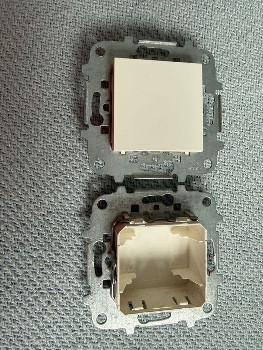 Zaślepki do kontaktu do gniazdek i włączników białe 4,4x4,4 nowe