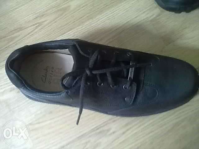 Sapatos pretos da Clarks n.43