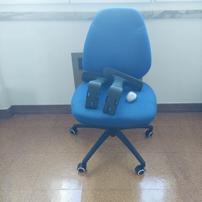 Cadeira de escritório ajustável e com rodas
