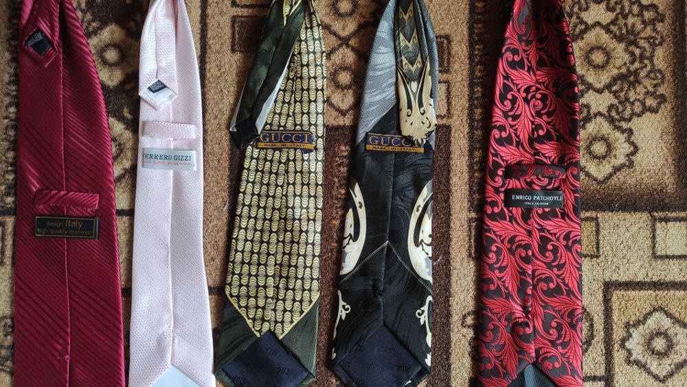Продам 5 галстуков,все-Италия.